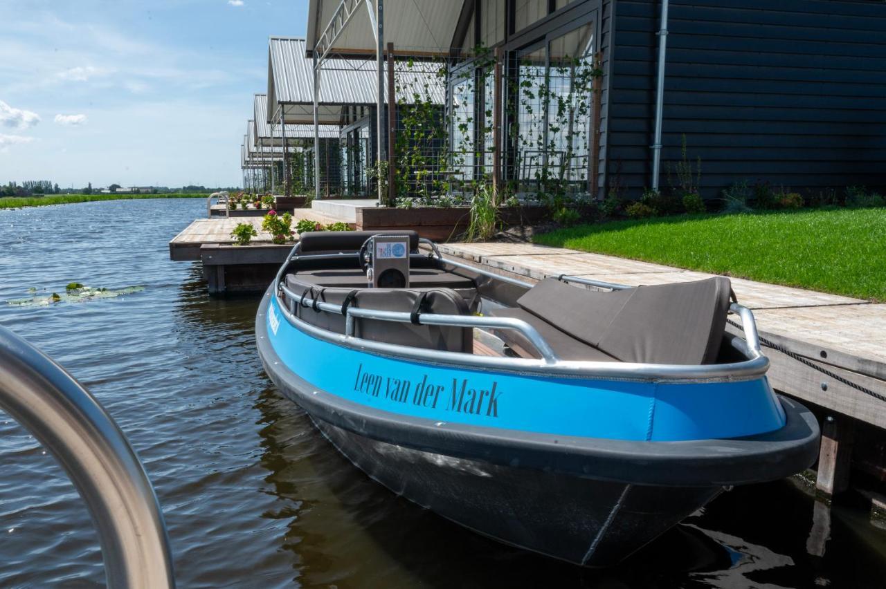 4 To 6 Persons Waterfront Villa Roelofarendsveen